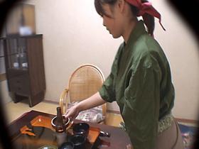 美人でエロ体型と評判の仲居さんがいる旅館に行って 人妻の仲居さんをチップで口説いてみたら･･･4時間　サンプル画像15